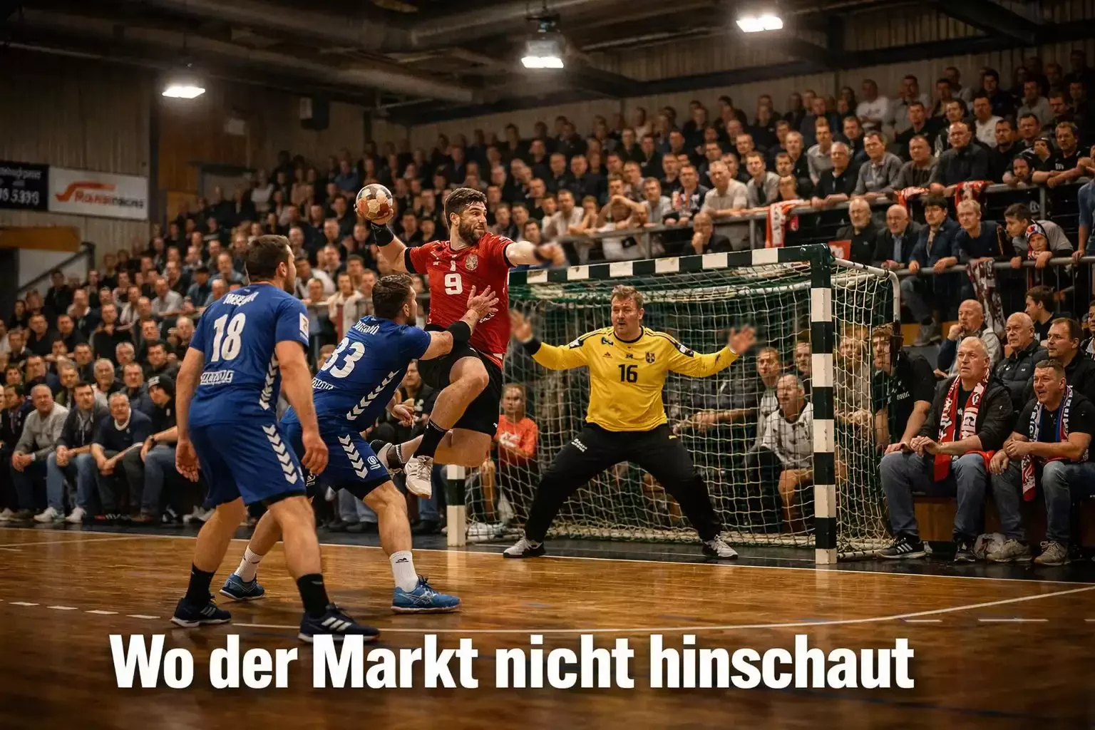 Handball 2. Bundesliga – Spielszene in einer kleineren Halle mit engagierten Fans auf der Tribüne