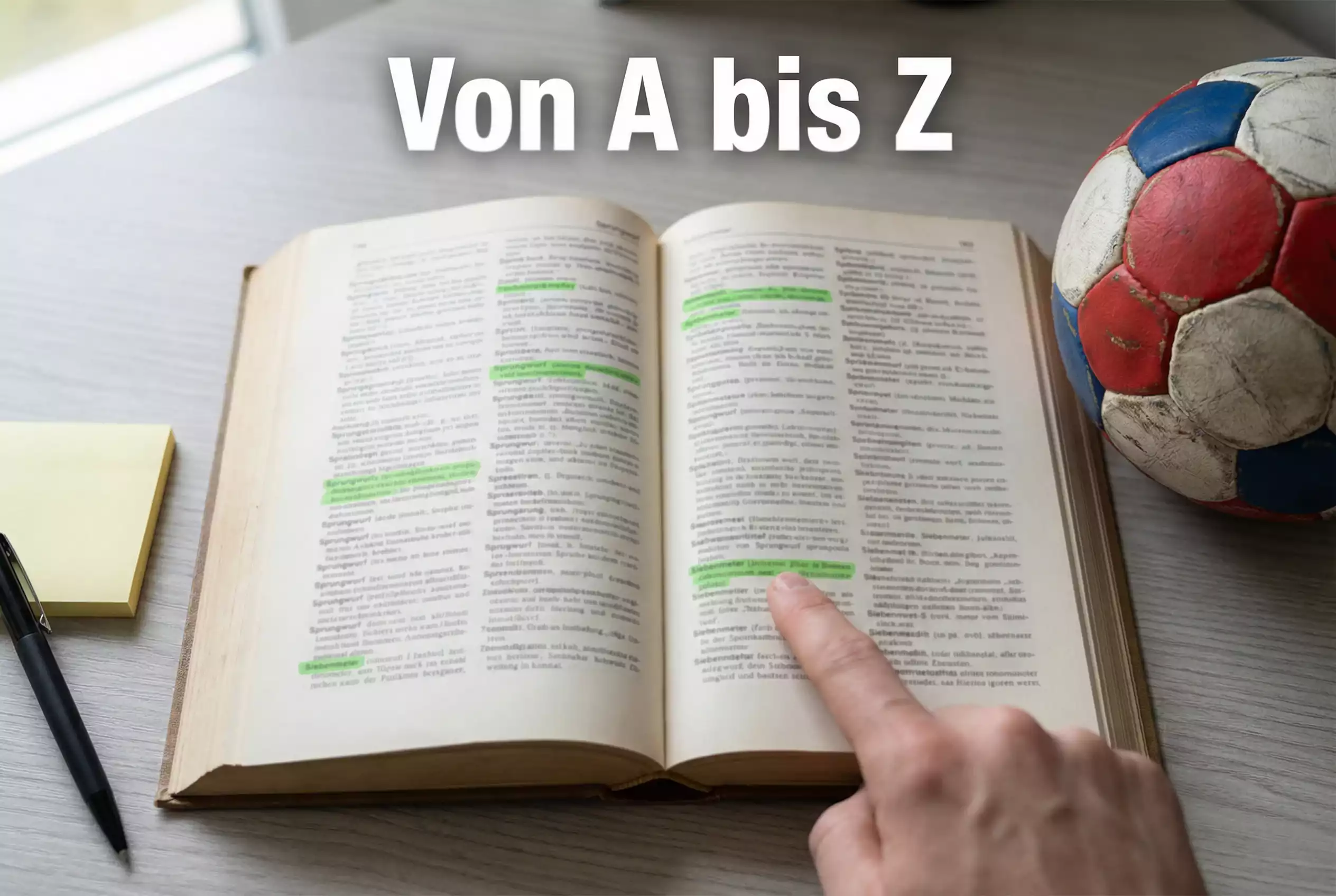 Handball Wetten Glossar – aufgeschlagenes Nachschlagewerk mit markierten Begriffen neben einem Handball